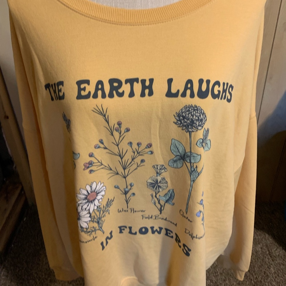 NWOT Super Soft Graphic Sweatshirt